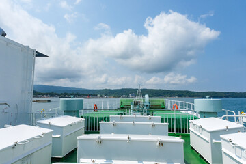 国東半島の先に浮かぶ姫島へ向かうフェリー船