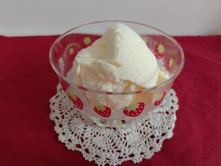 バニラアイスクリームとイチゴのガラス皿