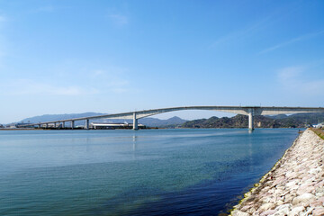 鳥取県と島根県をつなぐ、「ベタ踏み坂」として有名な江島大橋