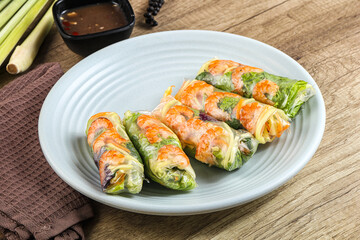 Vietnamese spring roll with prawn and mango