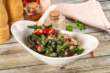 Salad with canned tuna and beans