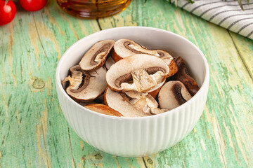 Sliced raw brown royal champignon