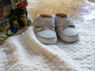 フォトフレームの前に置かれたベビーシューズ
