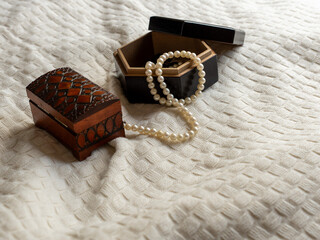 ジュエリーボックスから出ているパールのネックレス