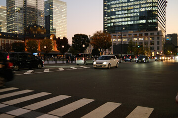 夕方の東京駅前の道路