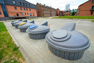 Underground recycling and garbage disposal system, construction of underground containers for waste...