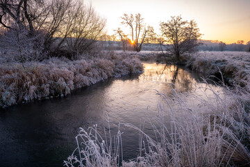 Sonnenaufgang an einem eisigen Morgen