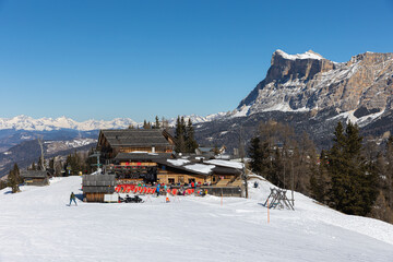 Das Skigebiet von Alta Badia und der Heiligkreuzkofel oder Monte Cavallo in Alta Badia in den Dolomiten, Italien, im Winter