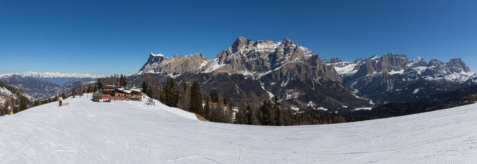 Panorama vom Skigebiet von Alta Badia und die Berge der Fanes-Gruppe und Tofana mit Heiligkreuzkofel, Monte Cavallo, Cunturines, Lagazuoi in Alta Badia in den Dolomiten, Italien, im Winter