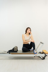 ピラティス女子 日本人女性がリフォーマーでポーズ