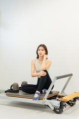 ピラティス女子 日本人女性がポーズ