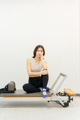 ピラティス女子 日本人女性がポーズ