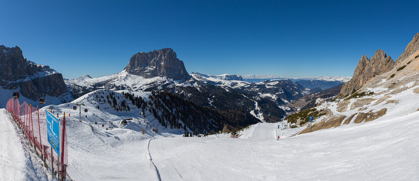 Panorama vom Skigebiet Gr&ouml;den oder Val Gardena mit den Bergen der Sella Gruppe, dem Langkofel oder Sassolungo und die Puez Gruppe und das Gr&ouml;dnertal in den Dolomiten, Italien, im Winter