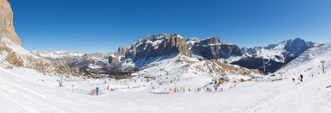 Das Skigebiet Gr&ouml;den, Gr&ouml;dnertal oder Val Gardena und Val di Fassa mit den Bergen der Sella Gruppe und der Marmolada und dem Passo Sella oder Sellapass in den Dolomiten, Italien, im Winter