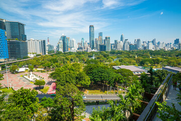 Obraz premium Lumpini green tropical forest park sunny day view from Dusit central park shopping mall