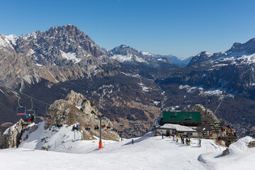 Fototapeta premium Panorama vom Tofana Skigebiet auf Cortina und den Berg Monte Cristallo in den Dolomiten, Italien, im Winter