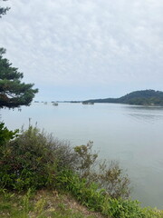 曇天の湖の風景