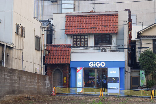 TOKYO, JAPAN - November 21, 2025: A Gigo games center housed in a relatively old building opposite an empty plot of land in Tokyo's Kagurazaka area.