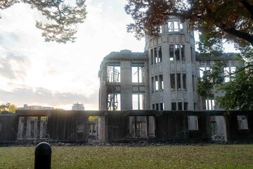 広島の原爆ドームと夕日