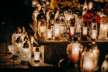 Znicze palące się nocą na cmentarzu © rozentuzjazmowany