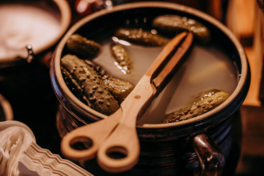 Pojemnik z kiszonymi og&oacute;rkami