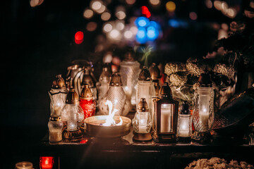 Znicze palące się nocą na cmentarzu © rozentuzjazmowany