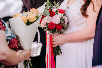 Bukiet pani młodej trzymany w dłoniach © rozentuzjazmowany