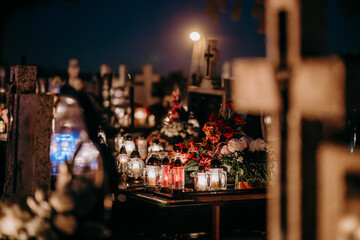 Znicze palące się nocą na cmentarzu © rozentuzjazmowany