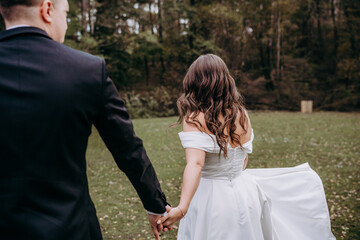 Biegnąca pani młoda