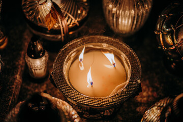 Znicz Palący się w nocy na nagrobku © rozentuzjazmowany