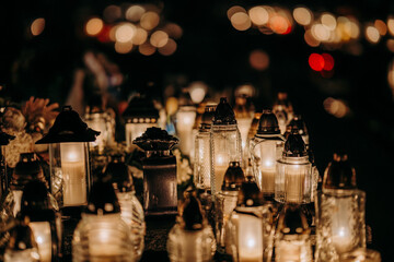 Znicz Palący się w nocy na nagrobku © rozentuzjazmowany