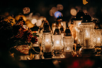 Znicz Palący się w nocy na nagrobku © rozentuzjazmowany