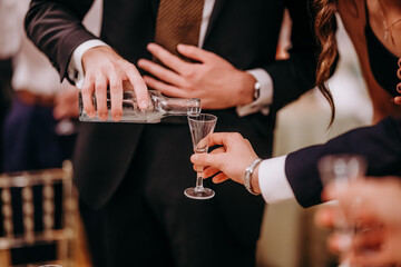 Celebracja kieliszkiem alkoholu