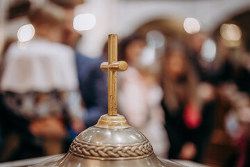 Zbliżenie na kościelny krzyż