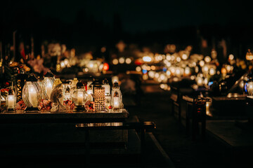 Znicz Palący się w nocy na cmentarzu