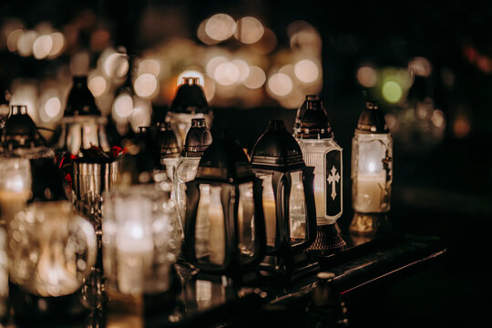 Znicz Palący się w nocy na cmentarzu