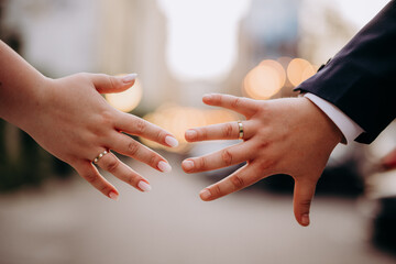 Dłonie pary młodej
