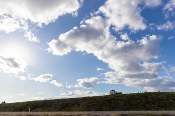 Obraz premium 秋の青い空と雲と軽トラック