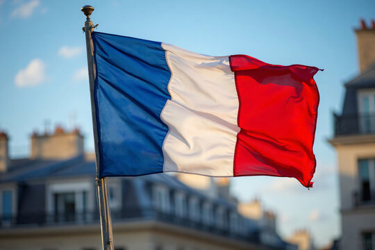 Drapeau de la France flottant dans la ville