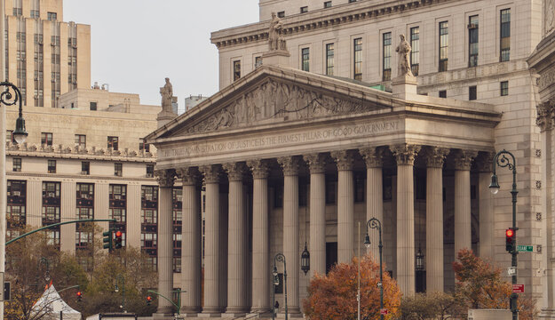 Nueva York, EE. UU., 10 de noviembre de 2019. Tribunal Supremo del Condado de Nueva York, ubicado en Centre St., 60, Nueva York. Paisaje urbano de las calles del Bajo Manhattan y sus rascacielos.