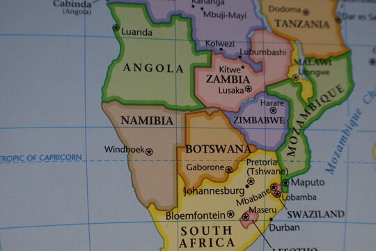 Detailed political map closeup centered on South Africa, Botswana, and Zimbabwe, highlighting major cities like Johannesburg, Pretoria (Tshwane), and Durban. This is the core economic and mining