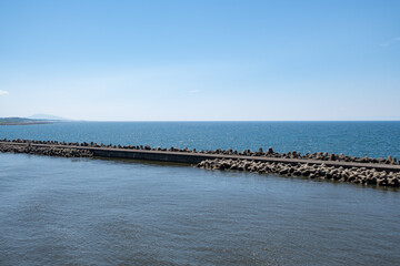 水平線と消波ブロック