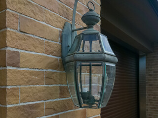 レンガ造りの洋風な豪邸の玄関のイメージのレトロ風の玄関灯