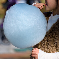 綿菓子を持つ少女