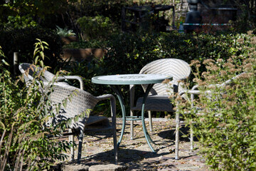 庭に置かれたテーブルと椅子