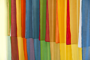 様々な淡い色に染められて飾られている帯状の布