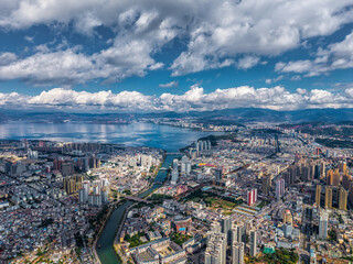 Obraz premium Aerial panoramic view of Xiaguan District, Dali City, Yunnan Province, China on a clear day.