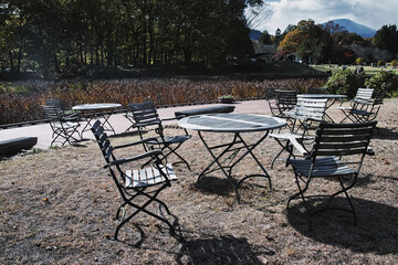 秋晴れの空の下、公園に置かれた趣のあるテーブルとイス