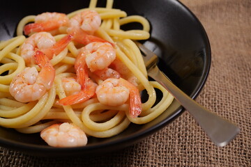 Primo piano di un piatto con pasta ai gamberetti 