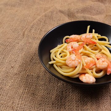 Video quadrato, piatto di pasta con i gamberetti